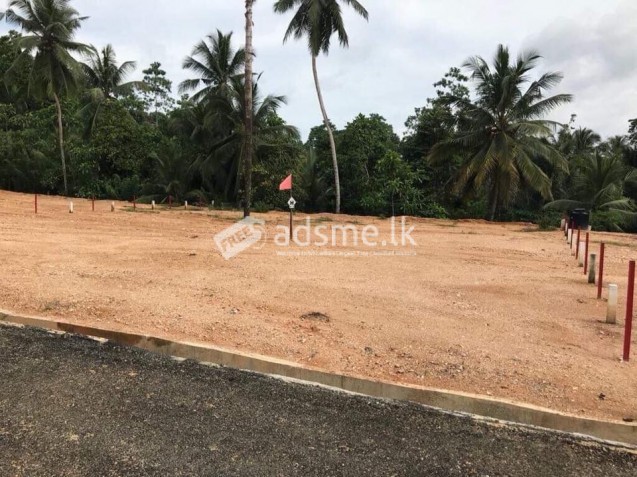 කරාපිටියට නුදුරින් හරි හතරැස් අනගි ඉඩමක්