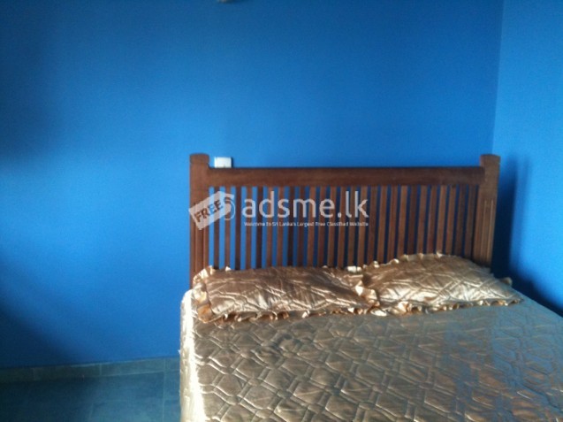 full fernished  room . hot  water avalable  100 meters to  kadawatha town. parking availble.