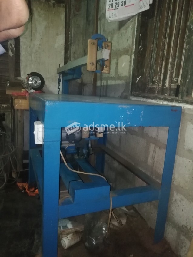 Wood cutting band saw