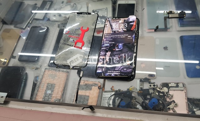 iPhone 11 Pro Touch Glass Repair Specialist