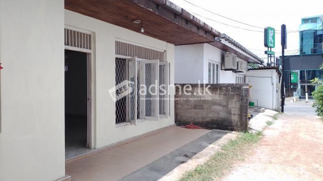 A SPACIOUS HOUSE OF 1400SQFT AVAILABLE FOR RENT IN THE COMMERCIAL AREA