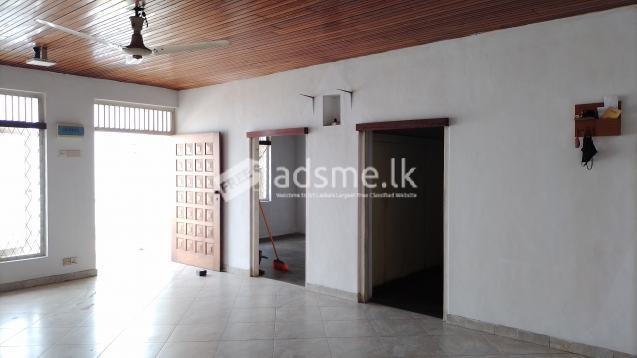 A SPACIOUS HOUSE OF 1400SQFT AVAILABLE FOR RENT IN THE COMMERCIAL AREA