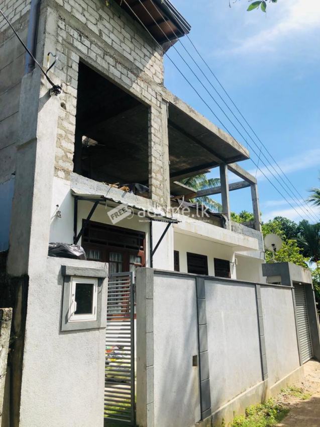 House for sale in boralesgamuwa for urgent money requirement..selling for low price and open for cash buyers