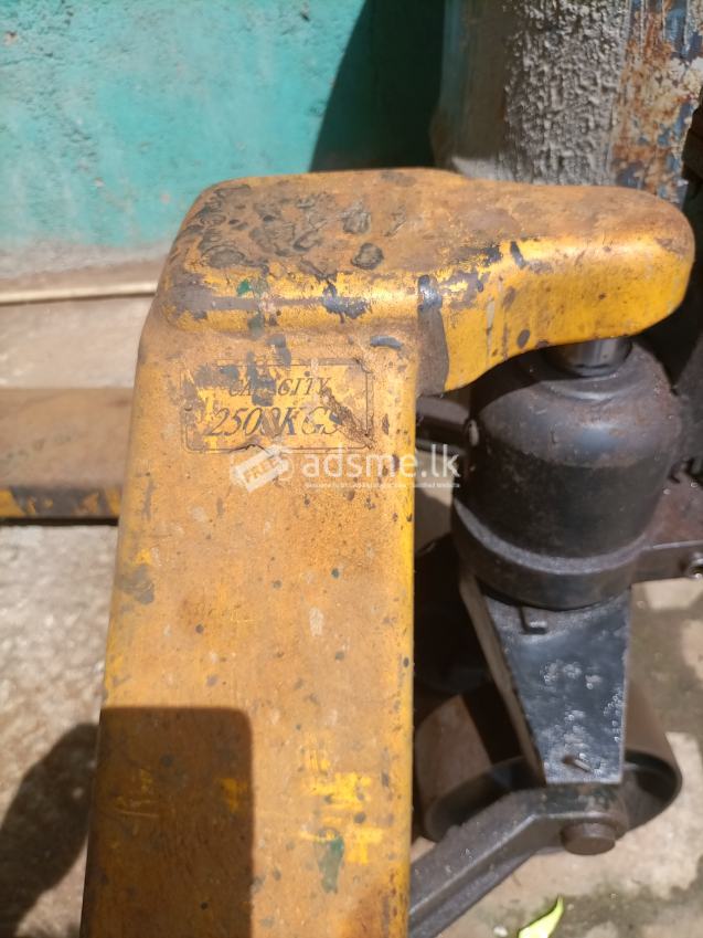 Welding machine/ pallet truck.