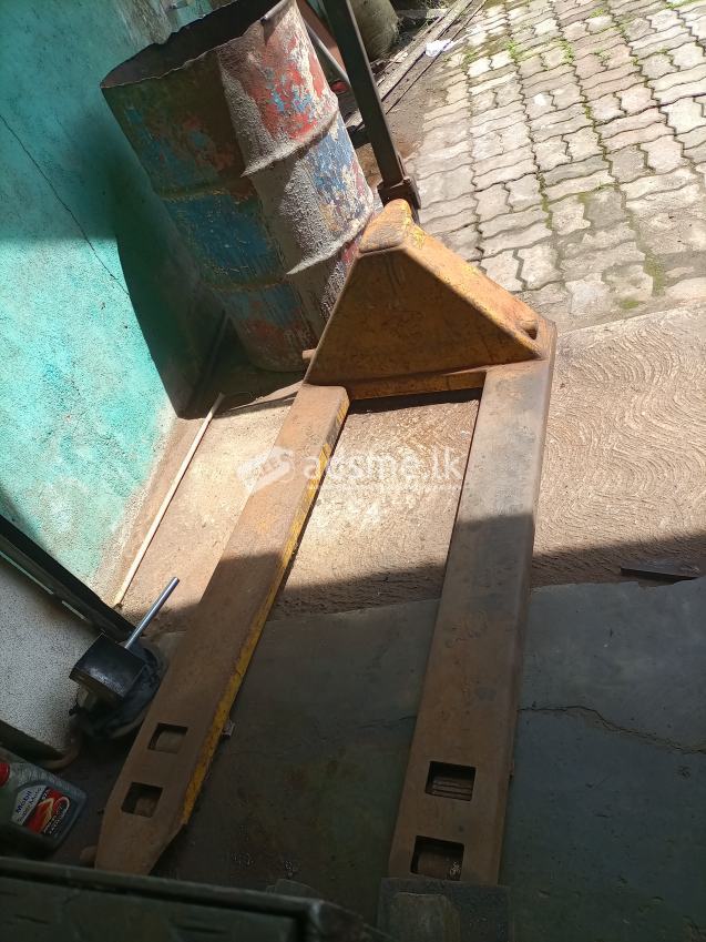 Welding machine/ pallet truck.