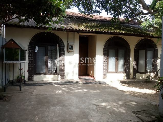 Land with house for sale in Ratmalana