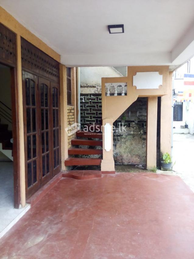 Dehiwala pallidora  road house for sale