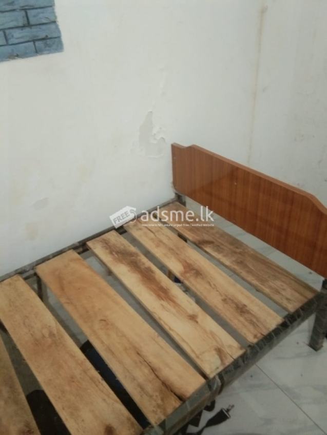 පාවිච්චි කල යකඩ ඇදක් විකිණීමට