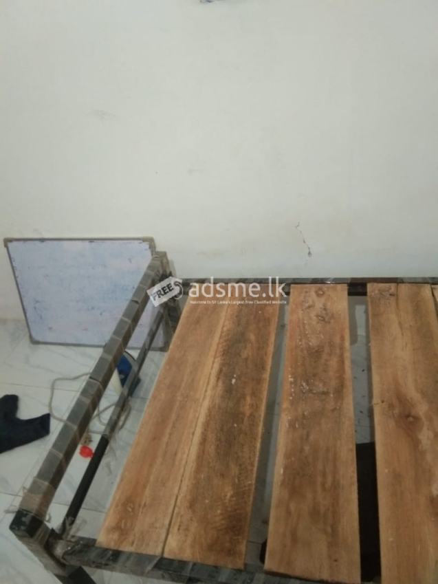 පාවිච්චි කල යකඩ ඇදක් විකිණීමට